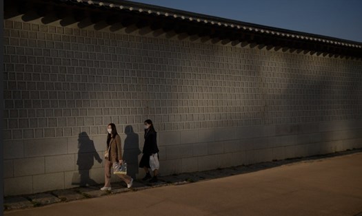 Người dân đeo khẩu trang khi đi bộ trên đường phố Seoul, Hàn Quốc trong dịch bệnh COVID-19. Ảnh: TO