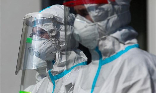 Nhân viên y tế mặc đồ bảo hộ tại một viện dưỡng lão ở Bochnia, Ba Lan, ngày 13.4. Ảnh: Reuters