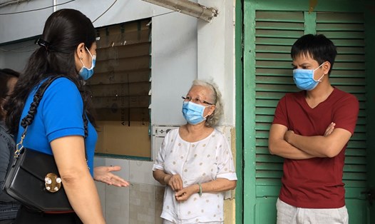 Bà Phạm Ngọc Lan (bên trái), Chủ tịch LĐLĐ Quận Tân Phú, vận động các chủ nhà trọ trên địa bàn quận giám giá thuê phòng cho người lao động. Ảnh LĐLĐ quận cung cấp.