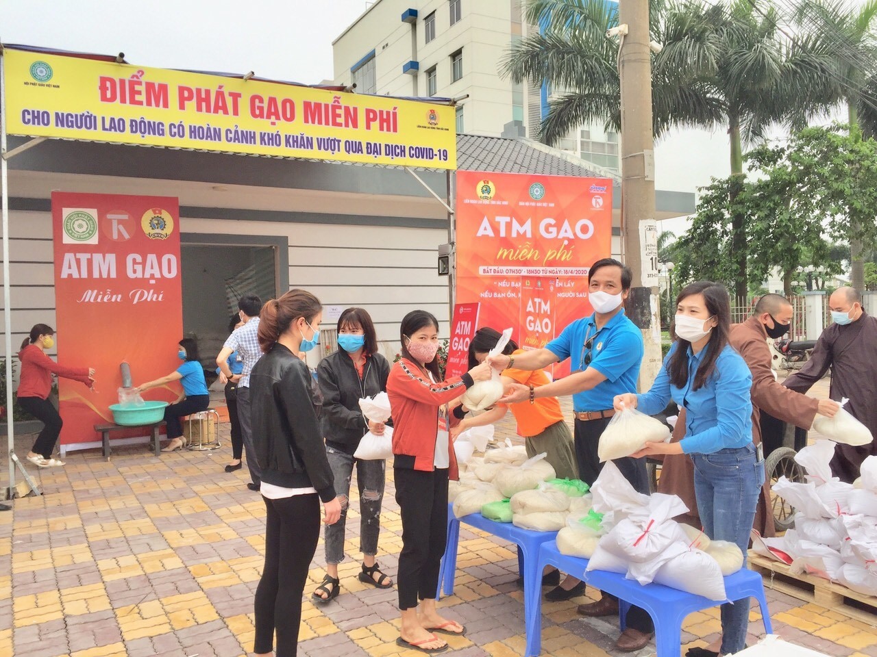 Cán bộ công đoàn tỉnh Bắc Ninh trao gạo miễn phí tới công nhân lao động khó khăn. Ảnh: Ngọc Tú