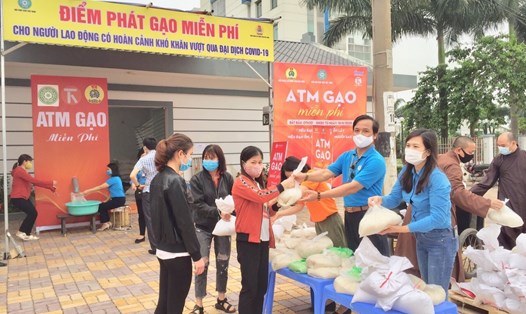 Cán bộ công đoàn tỉnh Bắc Ninh trao gạo miễn phí tới công nhân lao động khó khăn. Ảnh: Ngọc Tú