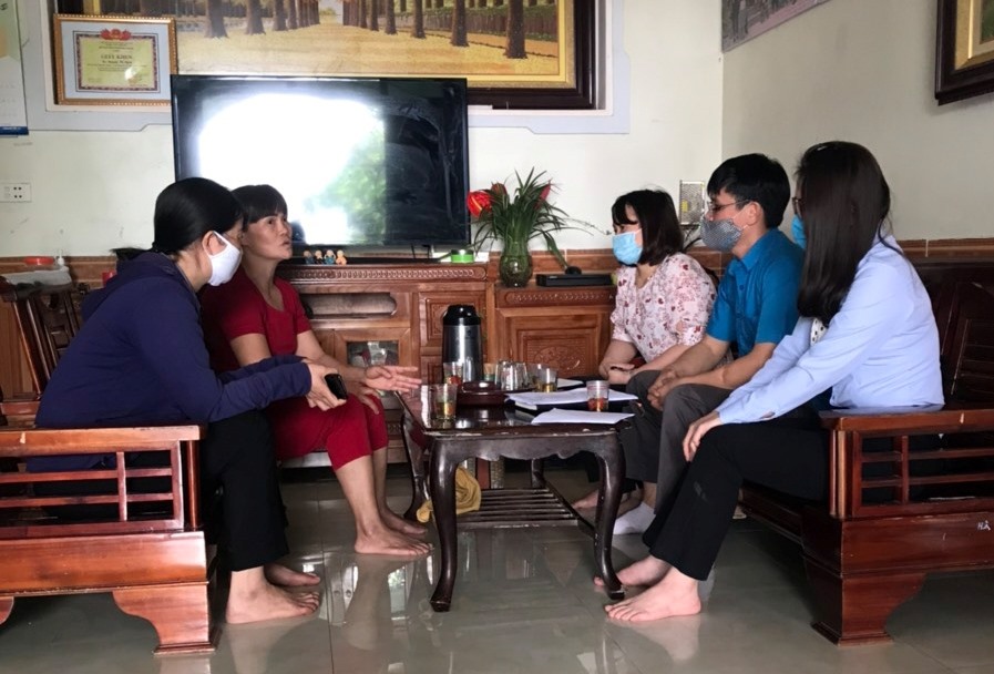Công đoàn các KCN tỉnh Vĩnh Phúc và các đoàn thể chính quyền phường Khai Quang vận động chủ nhà trọ chung tay chia sẻ khó khăn với người lao động. Ảnh: Trương Hạnh.
