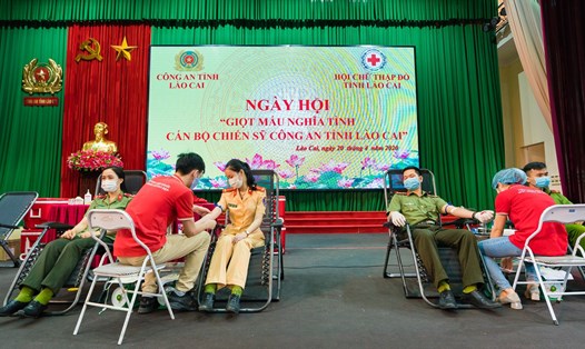 Công an tỉnh Lào Cai tích cực trong phong trào hiến máu cứu người. Ảnh: Gia Chiến - Bá Ngọc