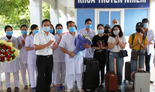 Đại diện lãnh đạo và các y bác sĩ Bệnh viện Đa khoa tỉnh Ninh Bình tặng hoa chúc mừng các bệnh nhân 165, 180, 181,182, 230, 240 được điều trị khỏi bệnh và xuất viện. Ảnh: NT