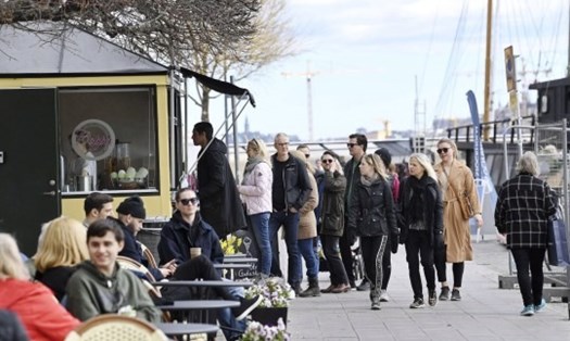 Người dân Thuỵ Điển xếp hàng mua kem ở Stockholm hôm 19.4. Ảnh: EPA