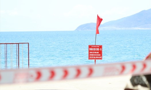 Nha Trang tiếp tục thực hiện cấm tắm biển, không tụ tập đông người phòng chống dịch COVID-19. Ảnh: Phương Linh