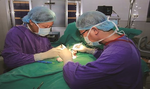 Các bác sĩ Bệnh viện Hữu nghị Việt Đức (Hà Nội) cấp cứu cho bệnh nhi xoắn tinh hoàn.