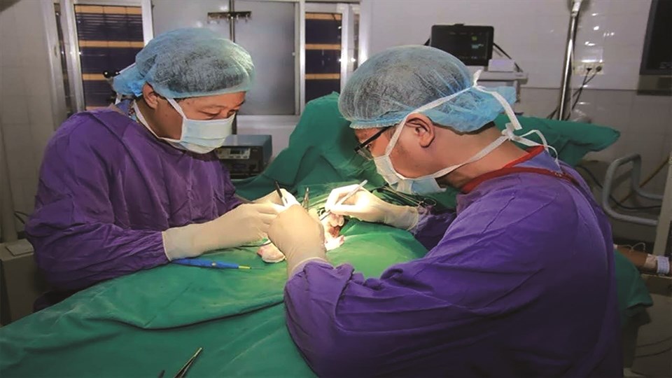 Các bác sĩ Bệnh viện Hữu nghị Việt Đức (Hà Nội) cấp cứu cho bệnh nhi xoắn tinh hoàn.