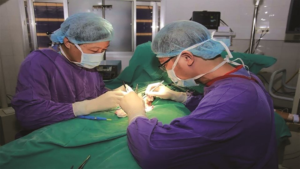 Các bác sĩ Bệnh viện Hữu nghị Việt Đức (Hà Nội) cấp cứu cho bệnh nhi xoắn tinh hoàn. Các bác sĩ Bệnh viện Hữu nghị Việt Đức (Hà Nội) cấp cứu cho bệnh nhi xoắn tinh hoàn.