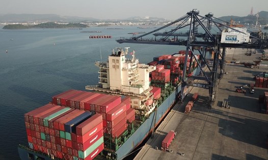 Hoạt động xuất nhập khẩu qua hệ thống cảng biển Quảng Ninh vẫn sôi động. Một tàu container cập cảng Cái Lân trong tháng 3.2020. Ảnh: CTV