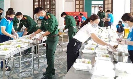 Hội Liên hiệp Phụ nữ Quỳ Hợp (Nghệ An) cùng cán bộ, nhân viên Ban CHQS huyện chuẩn bị bữa cơm cho nhân dân trong khu vực cách ly. Ảnh Phùng Ngọc Thăng.