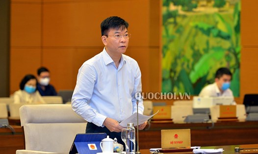 Bộ trưởng Bộ Tư pháp Lê Thành Long trình bày Tờ trình. Ảnh Quochoi.vn