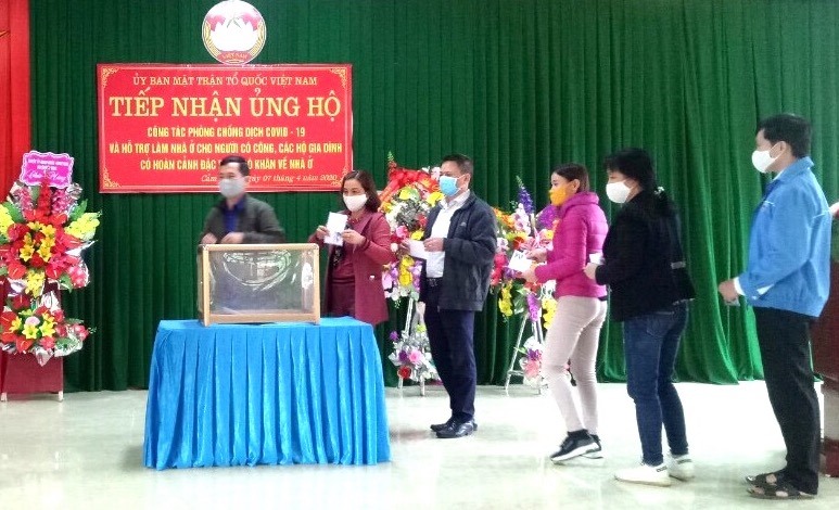 Đoàn viên công đoàn huyện Yên Bình tham gia ủng hộ phòng chống COVID-19. Ảnh: Hương Hồng