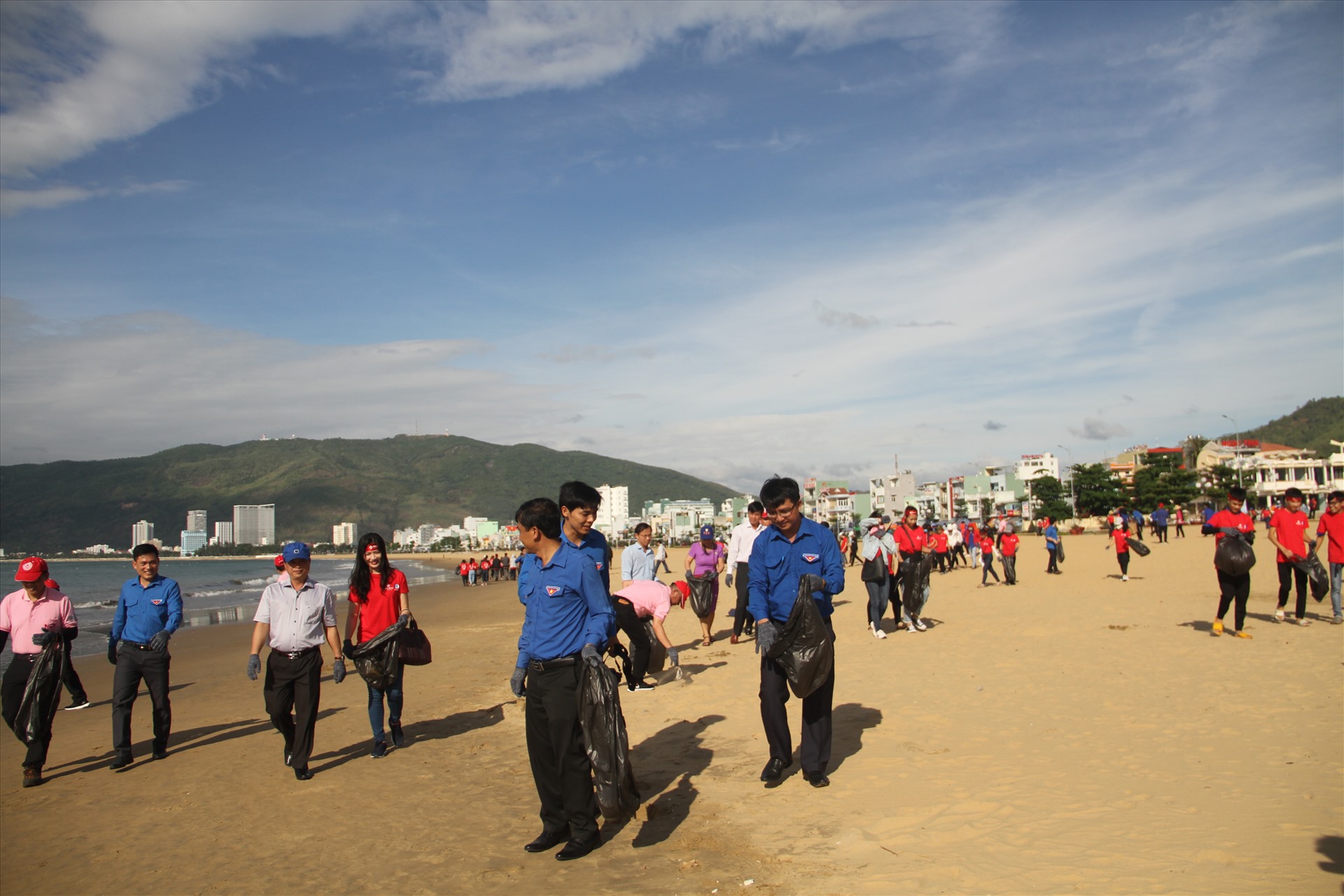 Đoàn viên, thanh niên tham gia dọn sạch biển Quy Nhơn. Ảnh: Nguyễn Tri