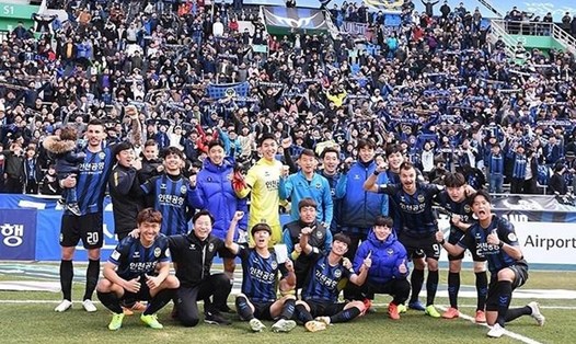 Trung vệ Gordon Bunoza (bế con, ngoài cùng bên trái), chia sẻ chiến thắng đầu mùa K.League 2019 cùng Công Phượng. Ảnh: Incheon United.