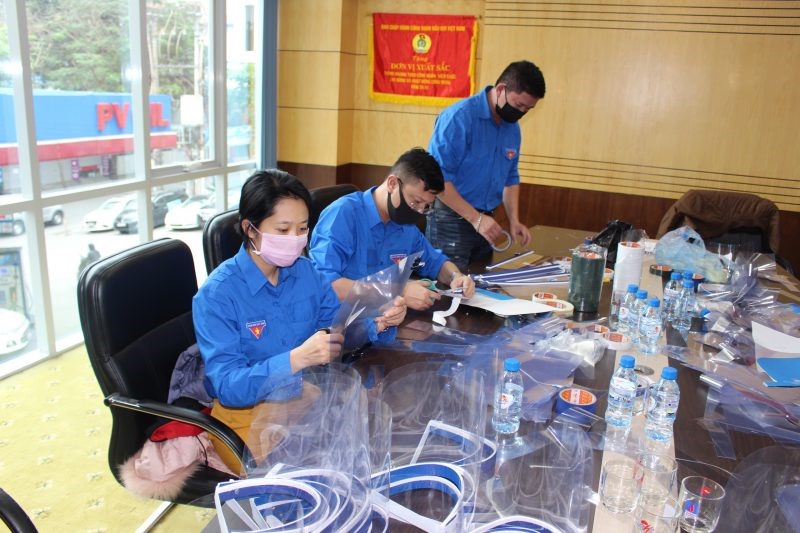 Người lao động tại Công đoàn cơ sở của ngành Dầu khí sản xuất kính chống giọt bắn. Ảnh: CĐDK