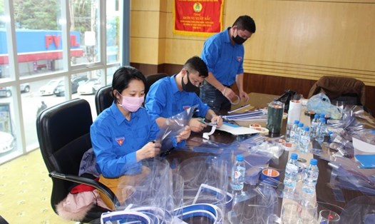 Người lao động tại Công đoàn cơ sở của ngành Dầu khí sản xuất kính chống giọt bắn. Ảnh: CĐDK