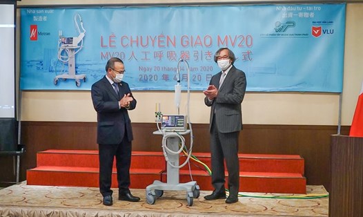 Đại diện đại sứ quán Việt Nam tại Nhật Bản nhận những chiếc máy thở đầu tiên trong chương trình trao tặng 2.000 máy thở. Ảnh: Fong Lee