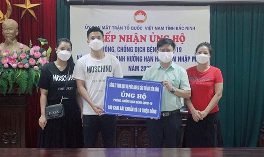 Vợ chồng Bùi Tiến Dũng quyên góp tới quỹ phòng chống dịch tỉnh Bắc Ninh. Ảnh chụp màn hình