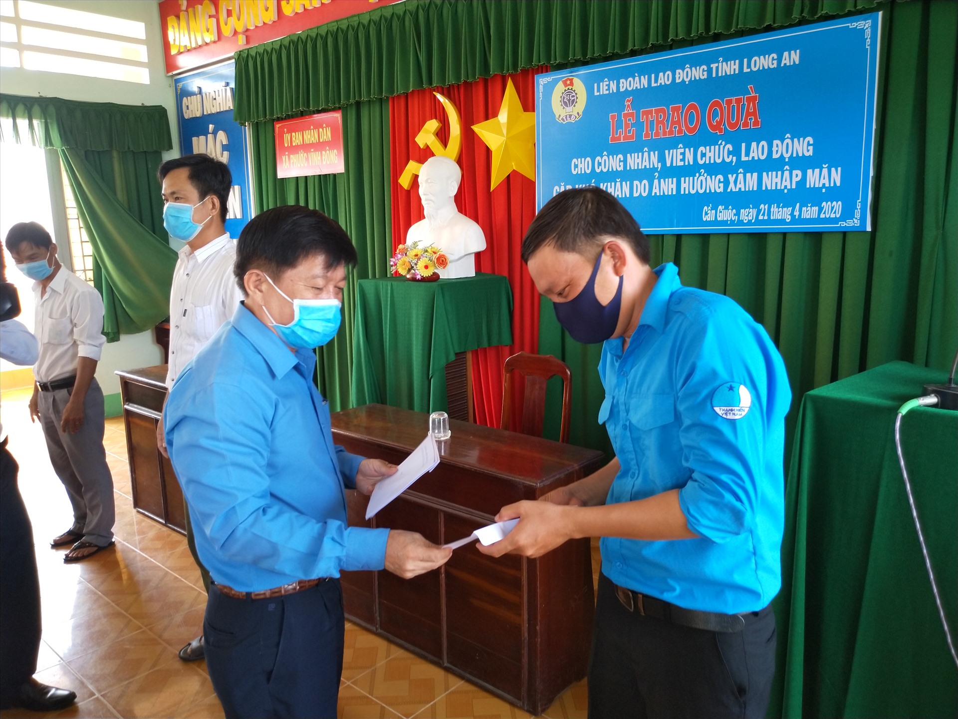 Ông Nguyễn Văn Quí - Chủ tịch LĐLĐ tỉnh Long An - trao quà cho CNVCLĐ huyện Cần Giuộc. Ảnh: K.Q
