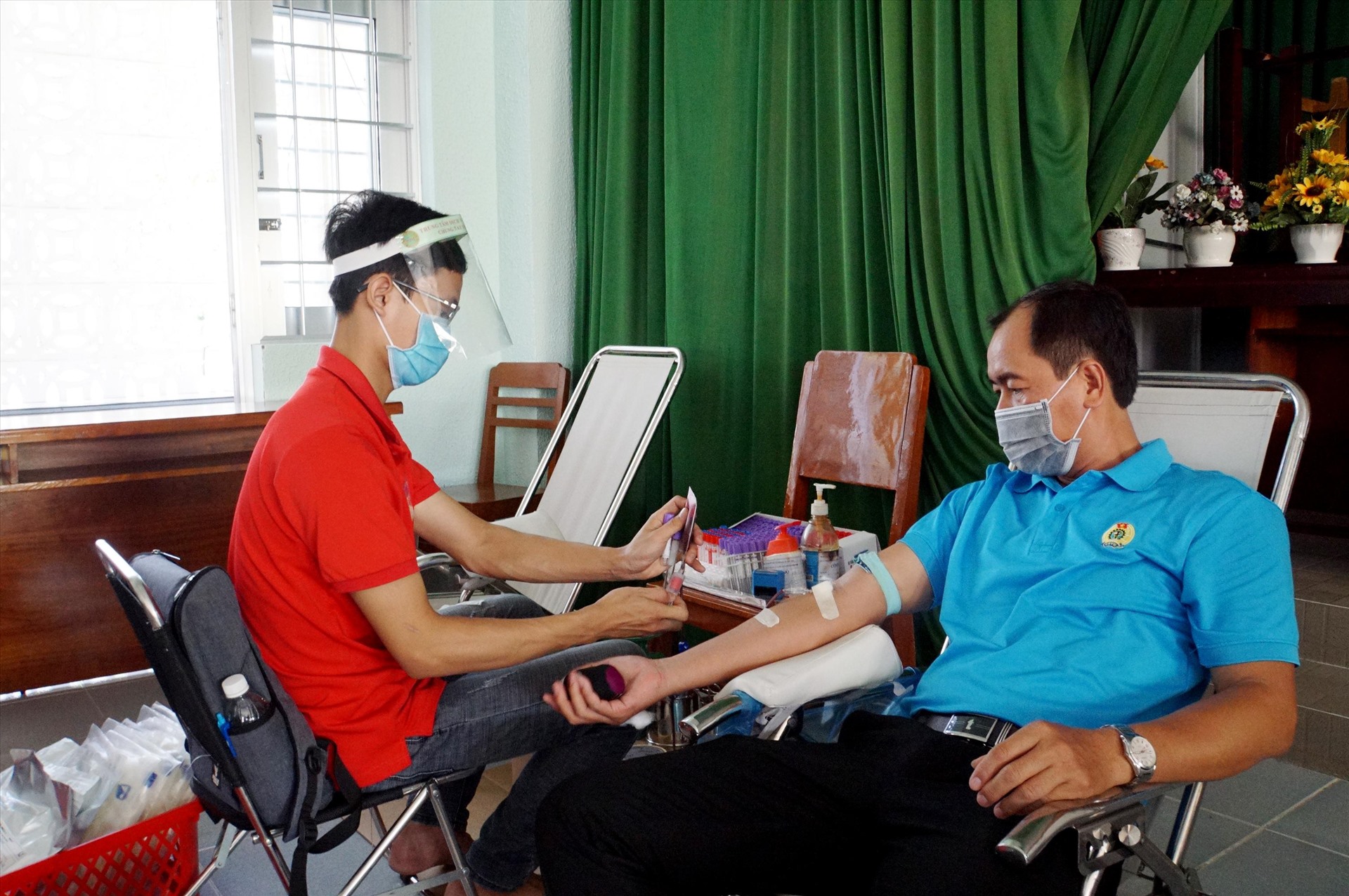 CNVC-LĐ tỉnh Trà Vinh tham gia hiến máu tình nguyện do LĐLĐ tỉnh phát động. Ảnh: Trí Dũng