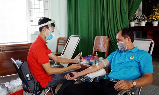 CNVC-LĐ tỉnh Trà Vinh tham gia hiến máu tình nguyện do LĐLĐ tỉnh phát động. Ảnh: Trí Dũng