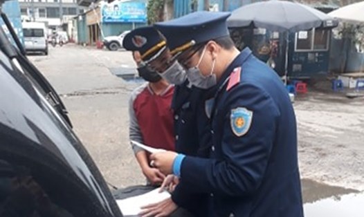 Lực lượng Thanh tra giao thông Hà Nội lập biên bản xử lý vi phạm trật tự an toàn giao thông. Ảnh: Đặng Tiến