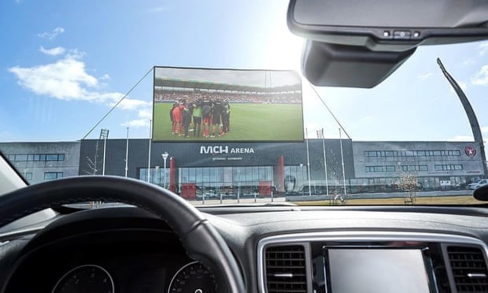 CLB Midtjylland đã lên sẵn các giải pháp để cổ động viên thoải mái lái xe đến sân, xem đội nhà thi đấu từ những màn hình bao quanh sân vận động. Ảnh: FC Midtjylland. CLB Midtjylland đã lên sẵn các giải pháp để cổ động viên thoải mái lái xe đến sân, xem đội nhà thi đấu từ những màn hình bao quanh sân vận động. Ảnh: FC Midtjylland.