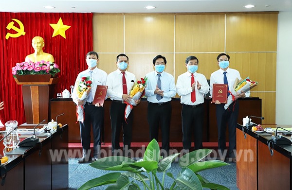 Tỉnh Ủy Bình Dương trao quyết định điều động cán bộ đến quản lý Công ty 3/2. Ảnh: Cổng thông tin tỉnh Bình Dương.