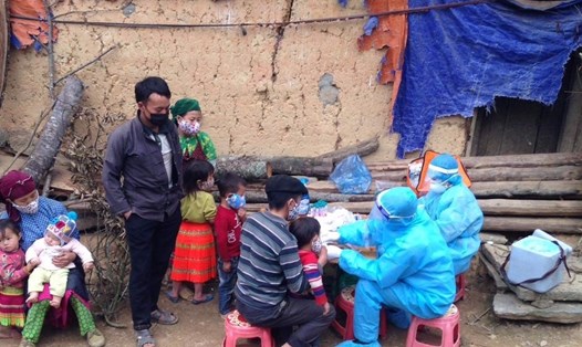 Lấy mẫu xét nghiệm COVID-19 cho người dân thôn Pín Tủng- Đồng Văn- Hà Giang. Ảnh: CTV