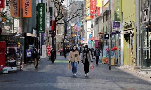 Người đi bộ trên đường phố Seoul, Hàn Quốc ngày 23.3. Ảnh: RT