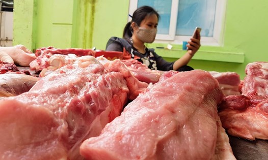 Chị Nguyễn Thị Tuyết cho biết, giá lợn hơi lên cao khiến các tiểu thương gặp khó khăn, ế ẩm trong kinh doanh. Ảnh: Khánh Vũ