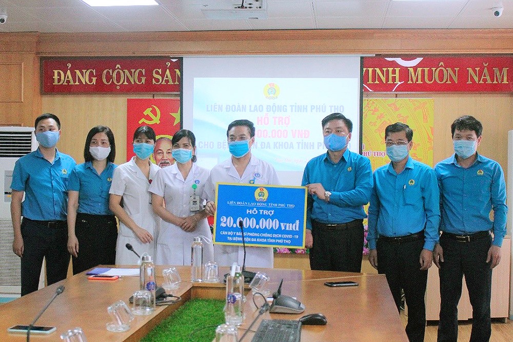 Lãnh đạo LĐLĐ tỉnh Phú Thọ trao hỗ trợ cho các cán bộ, y, bác sĩ Bệnh viện Đa khoa tỉnh. Ảnh: Mai Hoa