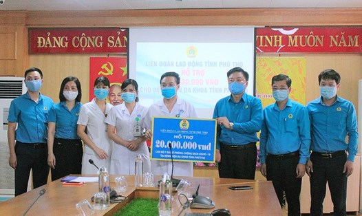 Lãnh đạo LĐLĐ tỉnh Phú Thọ trao hỗ trợ cho các cán bộ, y, bác sĩ Bệnh viện Đa khoa tỉnh. Ảnh: Mai Hoa