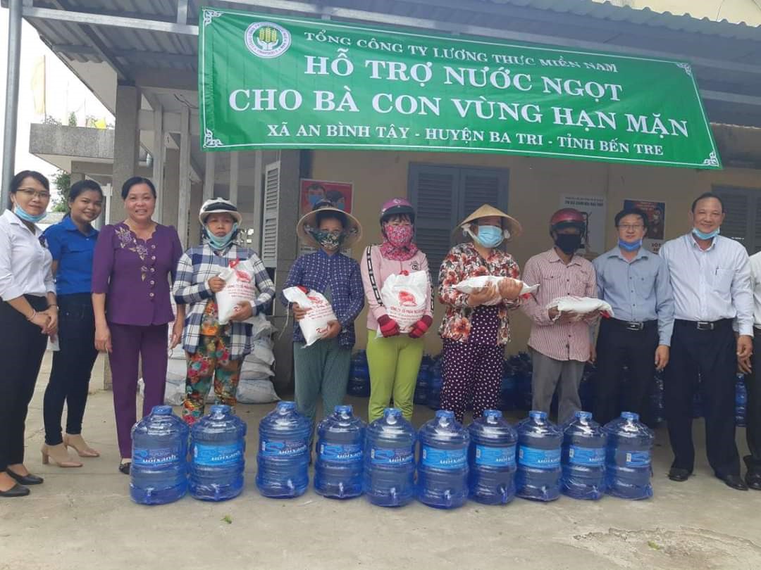 Trao hỗ trợ cho người dân vùng hạn mặn. Ảnh: Thanh Châu