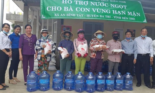 Trao hỗ trợ cho người dân vùng hạn mặn. Ảnh: Thanh Châu