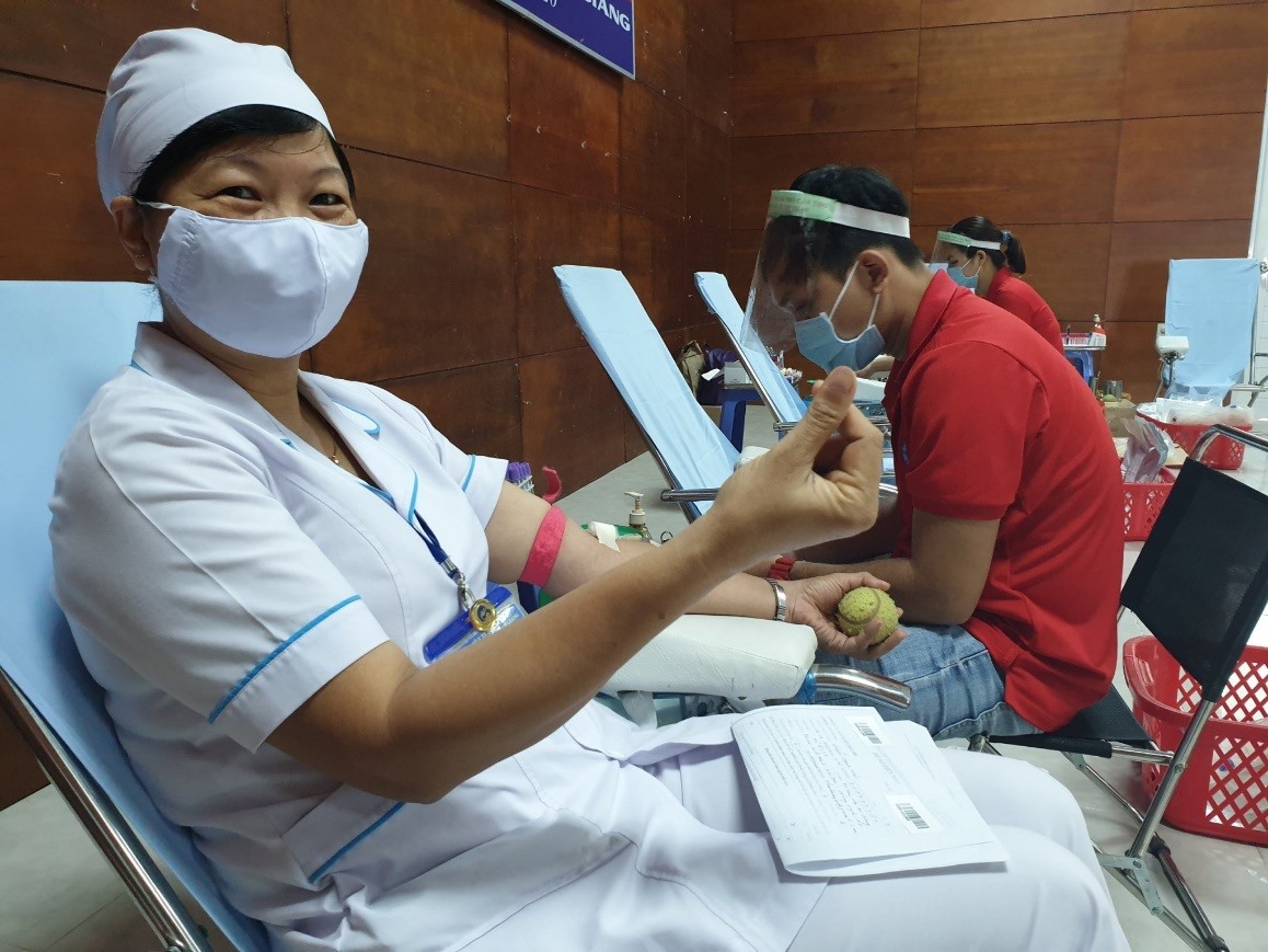 Đoàn viên Công đoàn An Giang hăng hái tham gia hiến máu tình nguyện. ẢNh: Tuyết Như