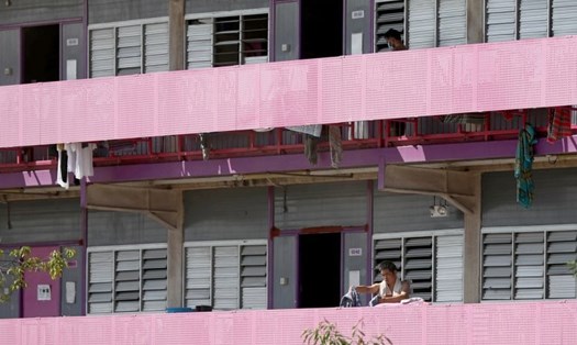 Lao động nước ngoài sống trong các khu ký túc xá ở Singapore. Ảnh: ST.