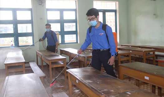 Trường học ở Bình Định phun thuốc tiêu độc khử trùng. Ảnh: Nguyễn Tri