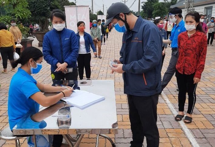 Công nhân lao động khó khăn đến đăng ký nhận gạo miễn phí tại ATM gạo. Ảnh: Ngọc Tú.