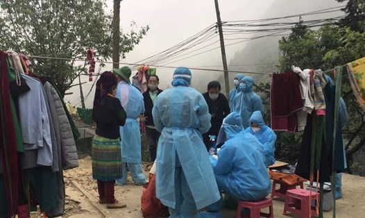 Cán bộ y tế tỉnh Hà Giang kiểm tra sức khỏe và lấy mẫu mẫu xét nghiệm COVID-19 cho người dân thôn Pín Tủng- nơi có ca mắc đầu tiên. Ảnh: CTV