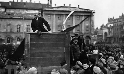 V.I.Lê-nin đọc diễn văn tại Quảng trường Đỏ ở Moskva trong Lễ kỷ niệm một năm ngày Cách mạng Tháng Mười Nga vĩ đại, 7-11-1918. (Ảnh: Tư liệu/TTXVN)