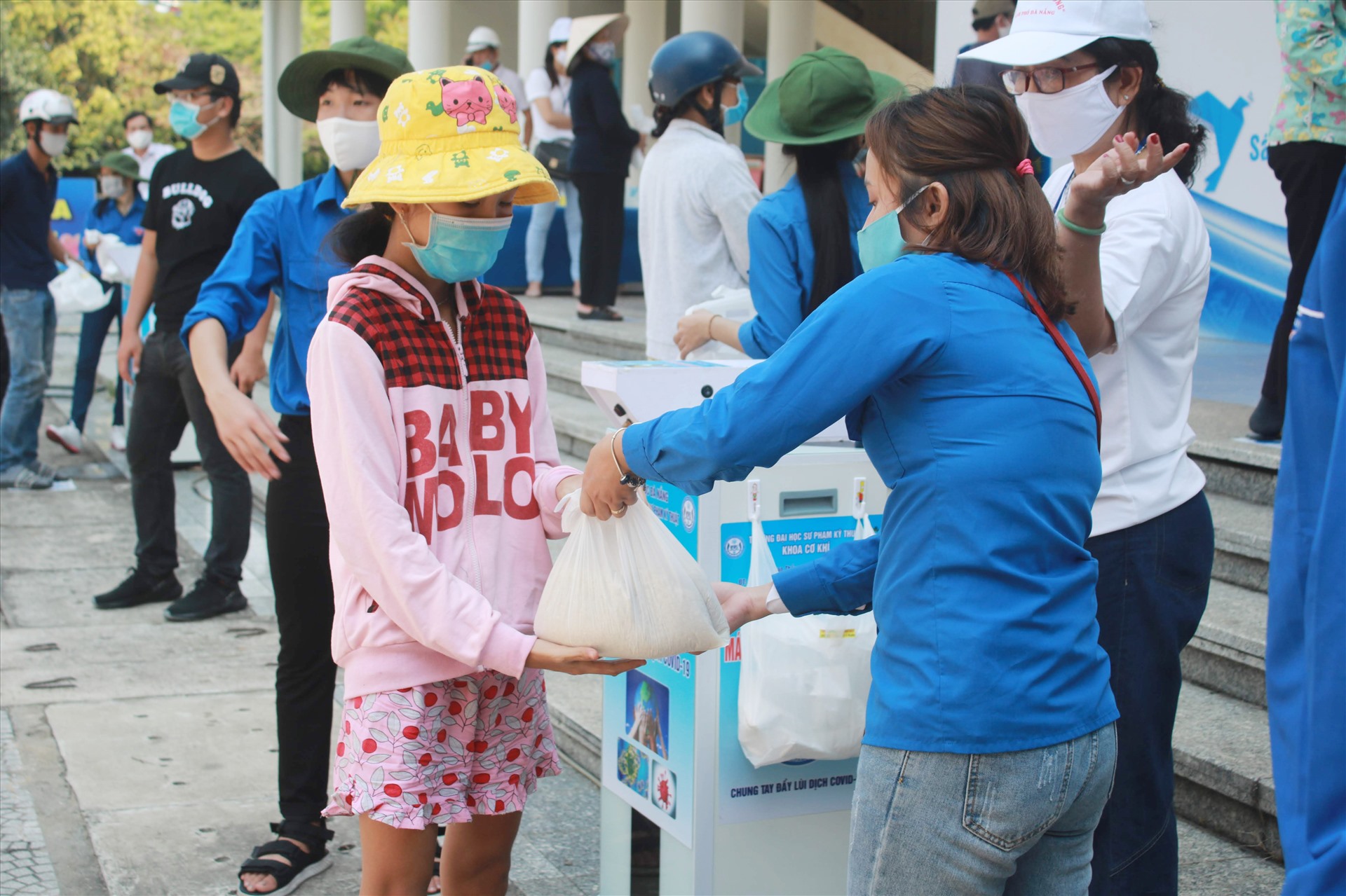 Trong lúc chờ gói hỗ trợ 62.000 tỉ đồng của Trung ương, nhiều tổ chức, cá nhân hảo tâm đã chung tay giúp đỡ bà con nghèo. Ảnh: Thuỳ Trang