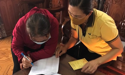 Nhân viên Bưu điện ở Đắk Lắk lặn lội đến các thôn, buôn vùng biên giới để trả lương hưu, trợ cấp bảo hiểm xã hội cho người dân. Ảnh: Sỹ Linh