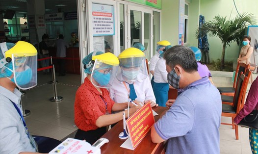 Các cơ sở y tế tại Đà Nẵng vẫn tiếp tục kiểm soát tất cả những người ra vào bệnh viện dù được nới lỏng giãn cách xã hội từ 23.4. Ảnh: Thuỳ