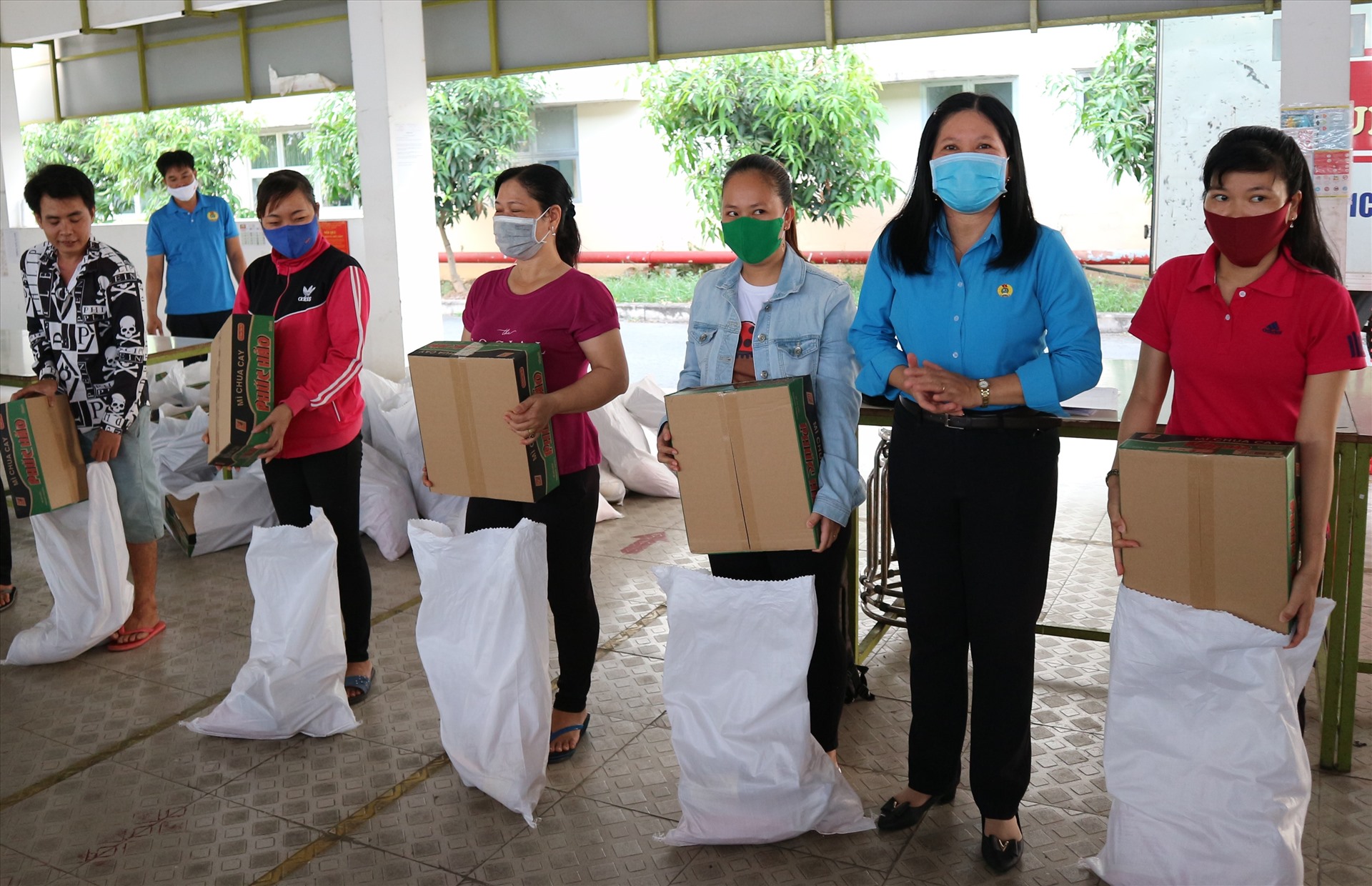Chủ tịch Công đoàn Các khu công nghiệp tỉnh Tiền Giang Nguyễn Thị Thùy Dương trao tặng quà đến công nhân lao động có hoàn cảnh khó khăn. Ảnh: Lý Oanh