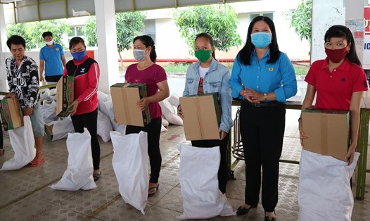 Chủ tịch Công đoàn Các khu công nghiệp tỉnh Tiền Giang Nguyễn Thị Thùy Dương trao tặng quà đến công nhân lao động có hoàn cảnh khó khăn. Ảnh: Lý Oanh