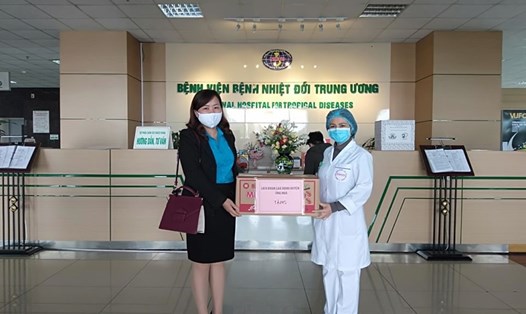Liên đoàn Lao động huyện Ứng Hòa (Hà Nội) trao hỗ trợ cho Bệnh viện Nhiệt đới Trung ương. Ảnh: Ngọc Ánh