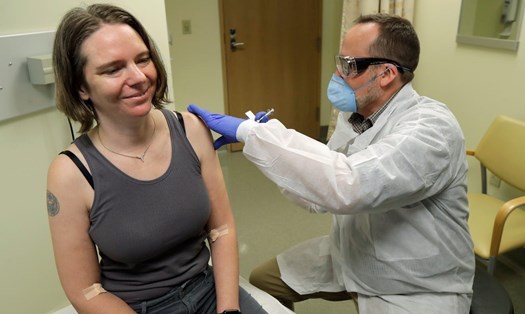 Tình nguyện viên thử vaccine ngừa COVID-19 ở Mỹ. Ảnh: AP.