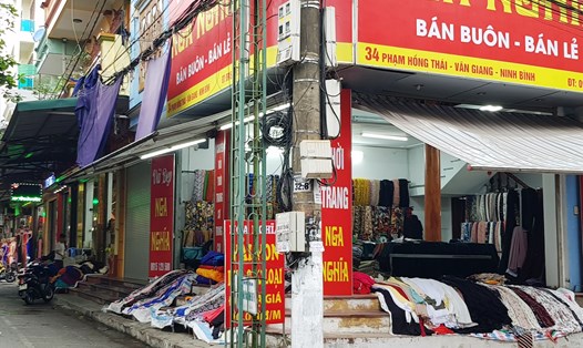 Sáng ngày 23.4 nhiều cửa hàng kinh doanh dịch vụ trên địa bàn tỉnh Ninh Bình đã mở cửa hoạt động trở lại. Ảnh: NT